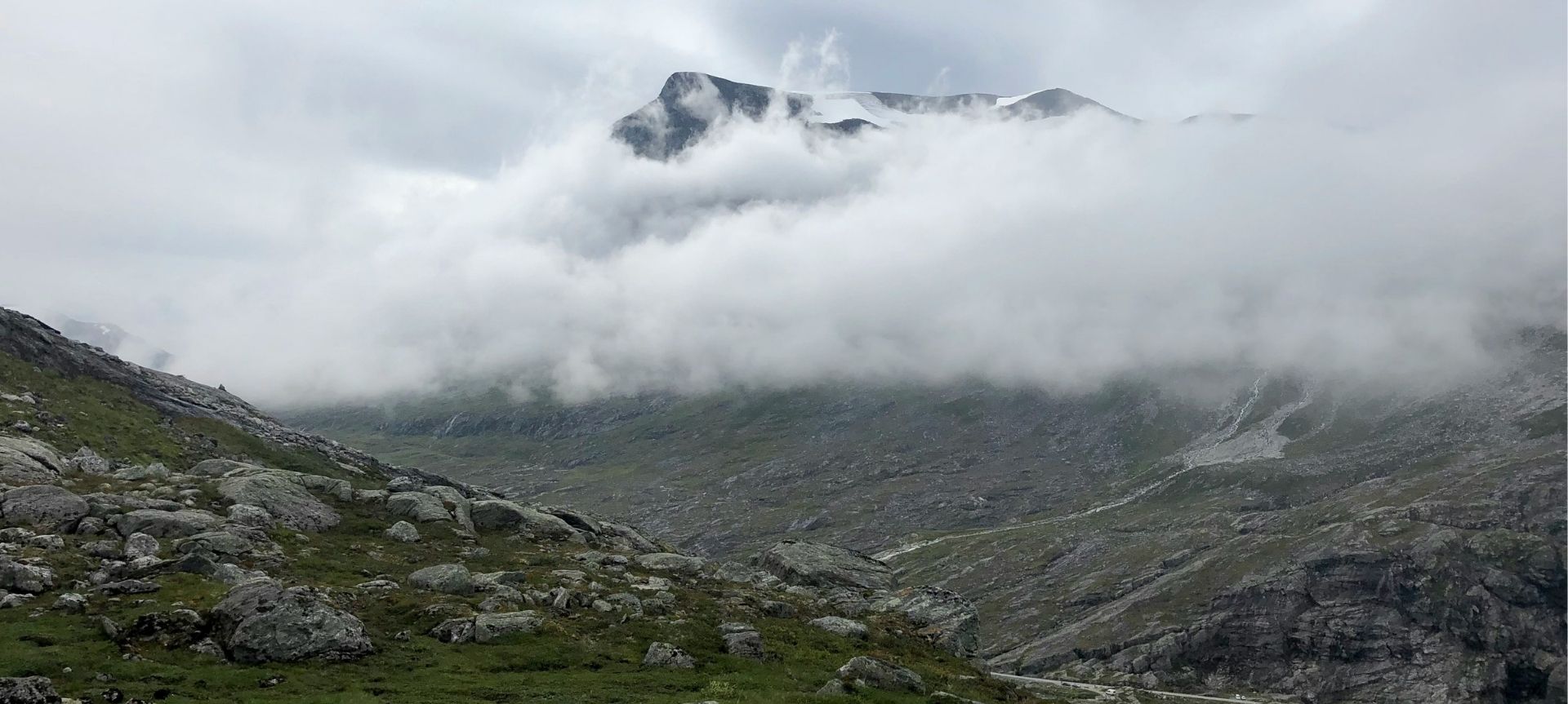Zorlu Hava Koşullarında Teknik Giyim: Rüzgar Geçirmez, Su İtici ve Softshell Çözümler